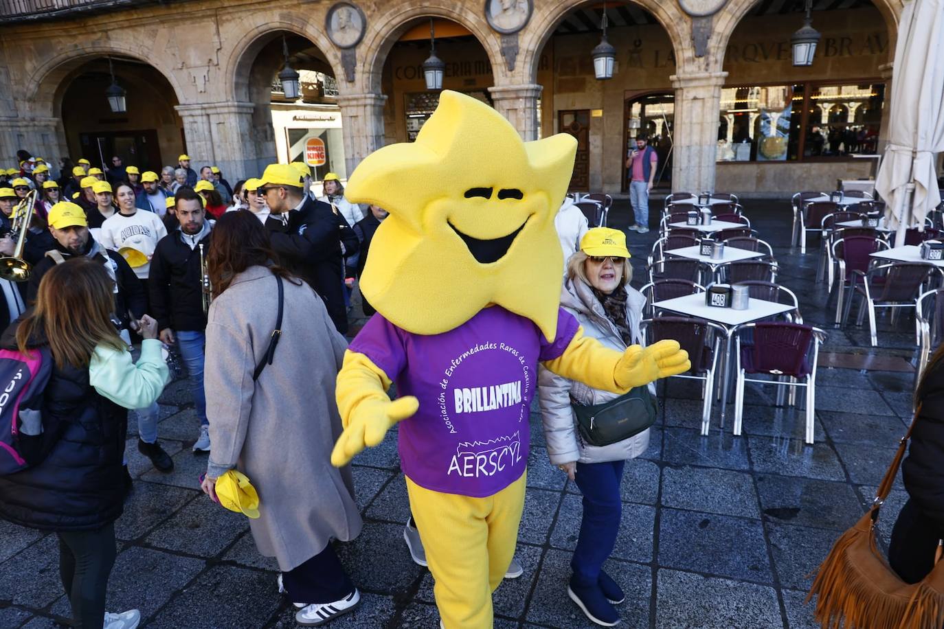 La marcha solidaria por las enfermedades raras &#039;tiñe&#039; de amarillo las calles de Salamanca