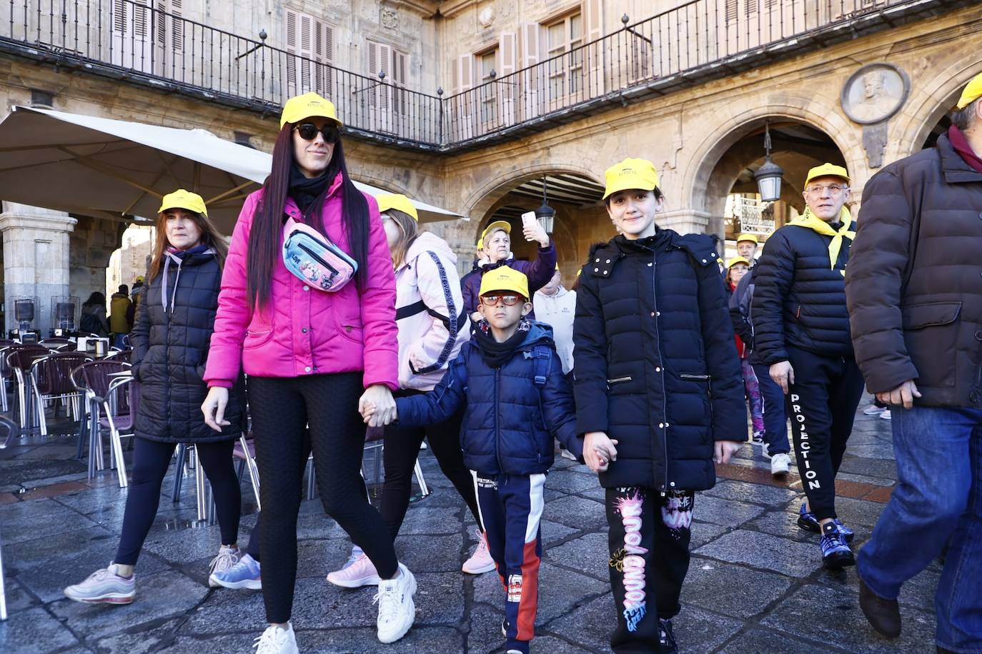 La marcha solidaria por las enfermedades raras &#039;tiñe&#039; de amarillo las calles de Salamanca