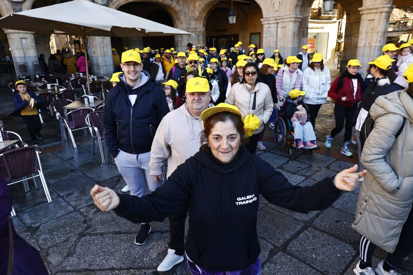 La marcha solidaria por las enfermedades raras &#039;tiñe&#039; de amarillo las calles de Salamanca