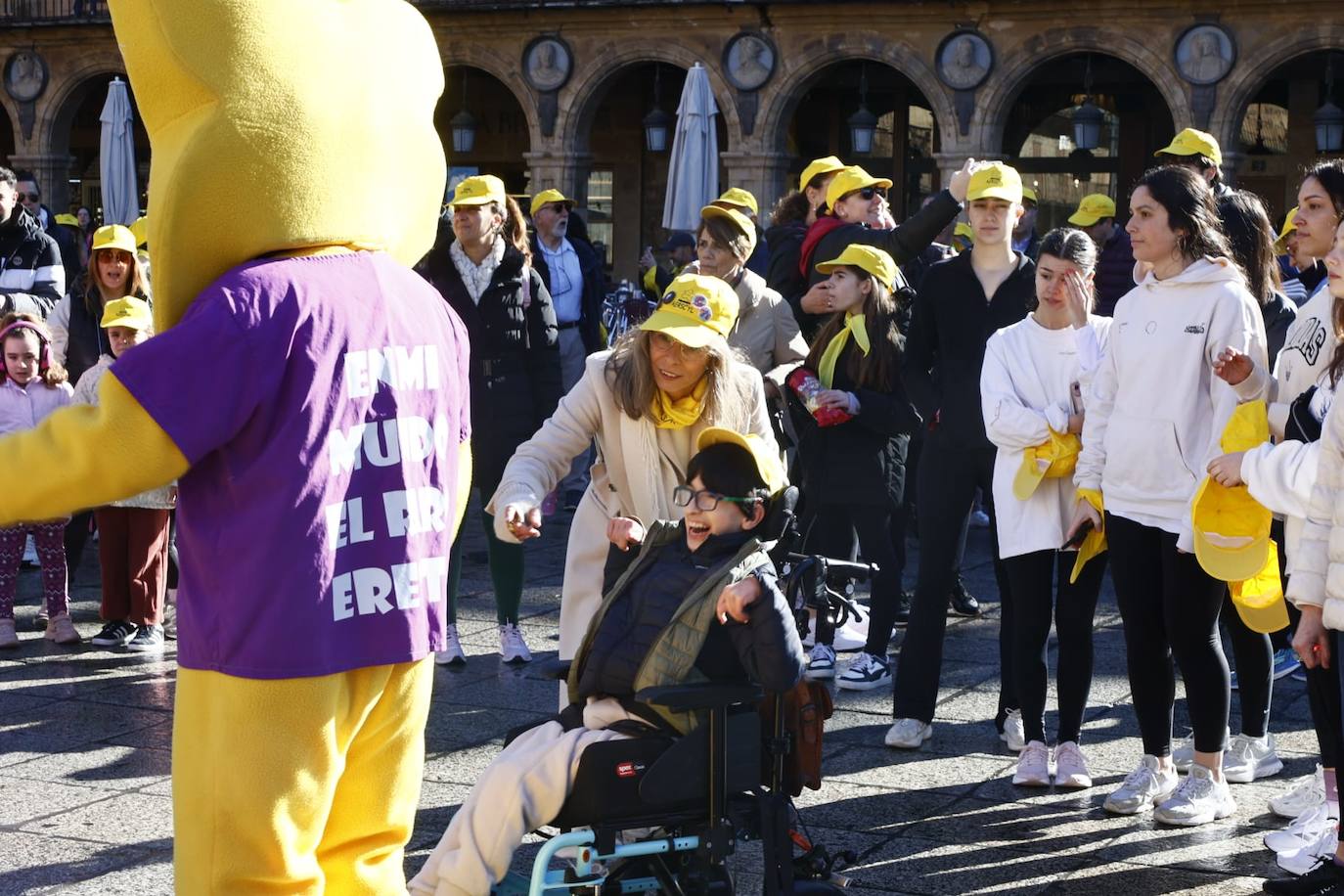 La marcha solidaria por las enfermedades raras &#039;tiñe&#039; de amarillo las calles de Salamanca