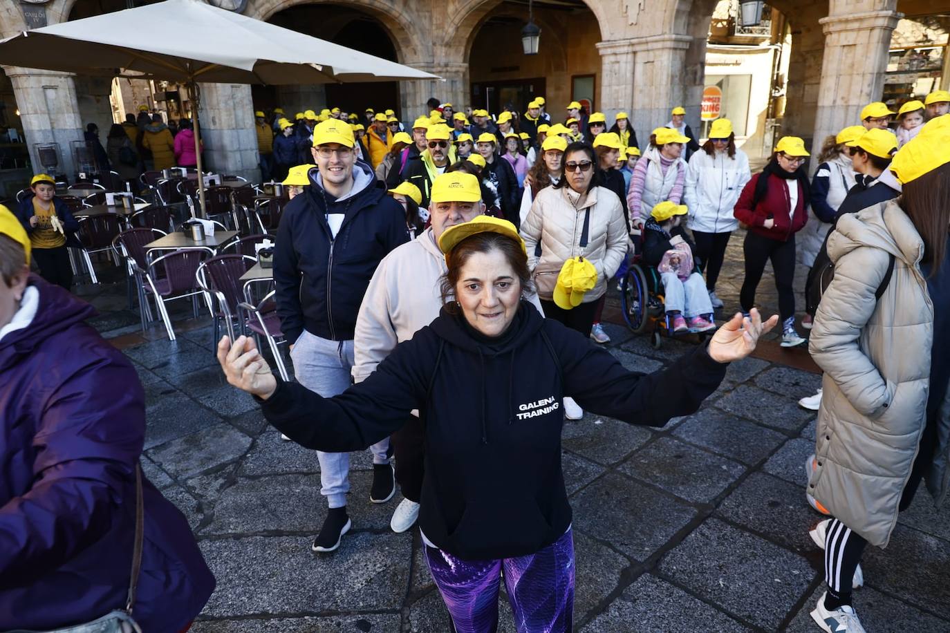 La marcha solidaria por las enfermedades raras &#039;tiñe&#039; de amarillo las calles de Salamanca