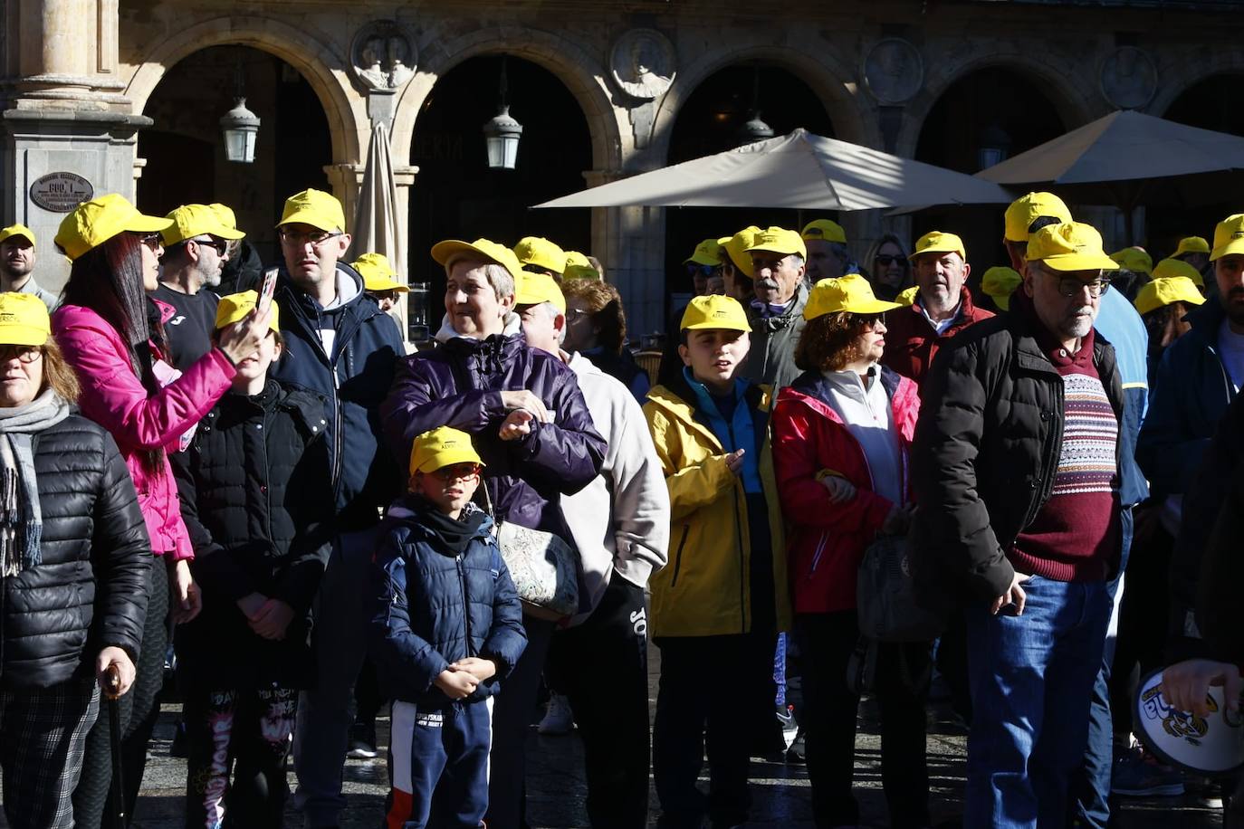 La marcha solidaria por las enfermedades raras &#039;tiñe&#039; de amarillo las calles de Salamanca