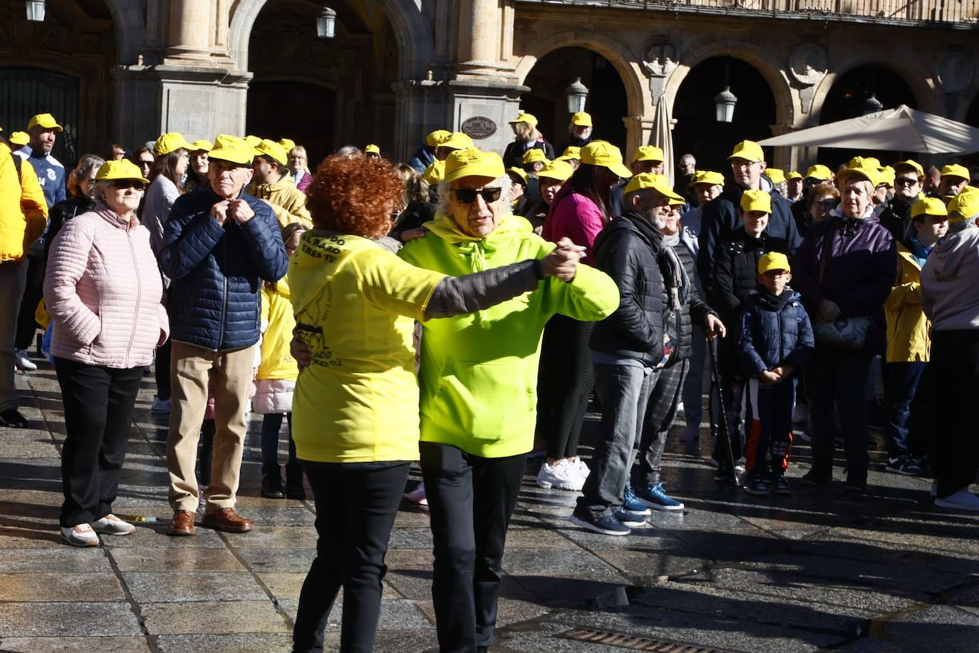 La marcha solidaria por las enfermedades raras &#039;tiñe&#039; de amarillo las calles de Salamanca