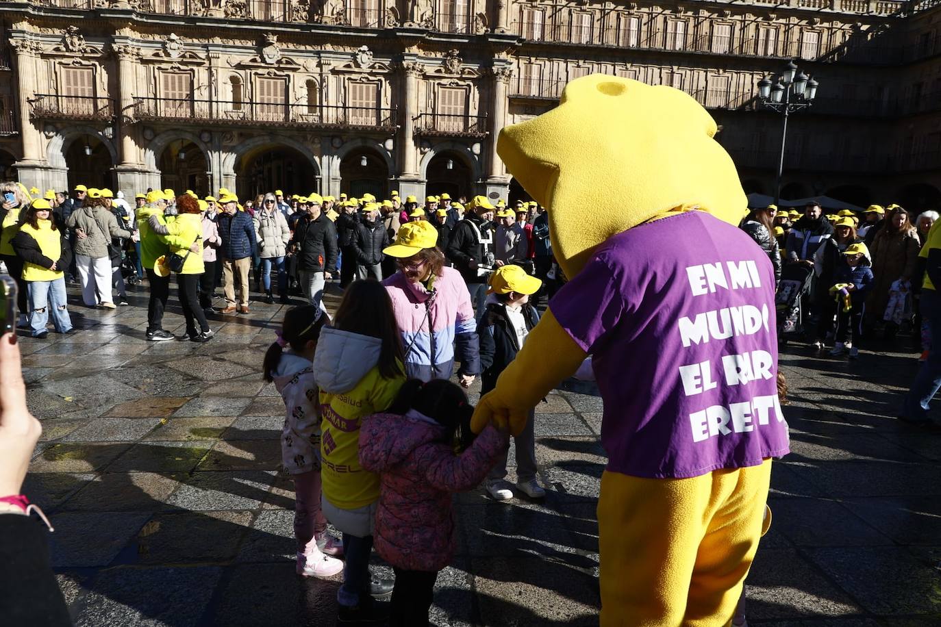 La marcha solidaria por las enfermedades raras &#039;tiñe&#039; de amarillo las calles de Salamanca