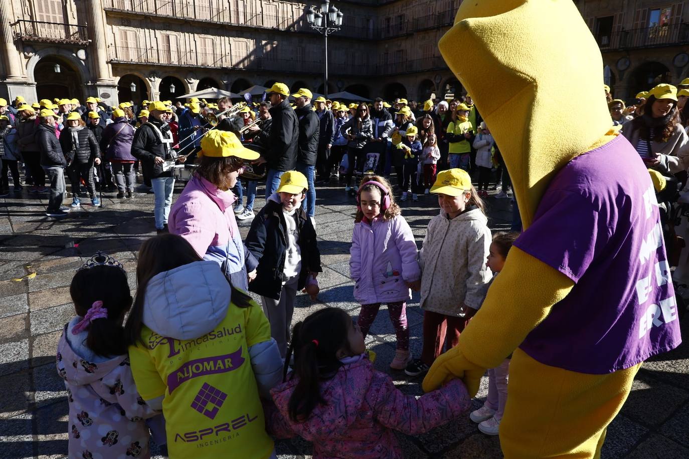 La marcha solidaria por las enfermedades raras &#039;tiñe&#039; de amarillo las calles de Salamanca