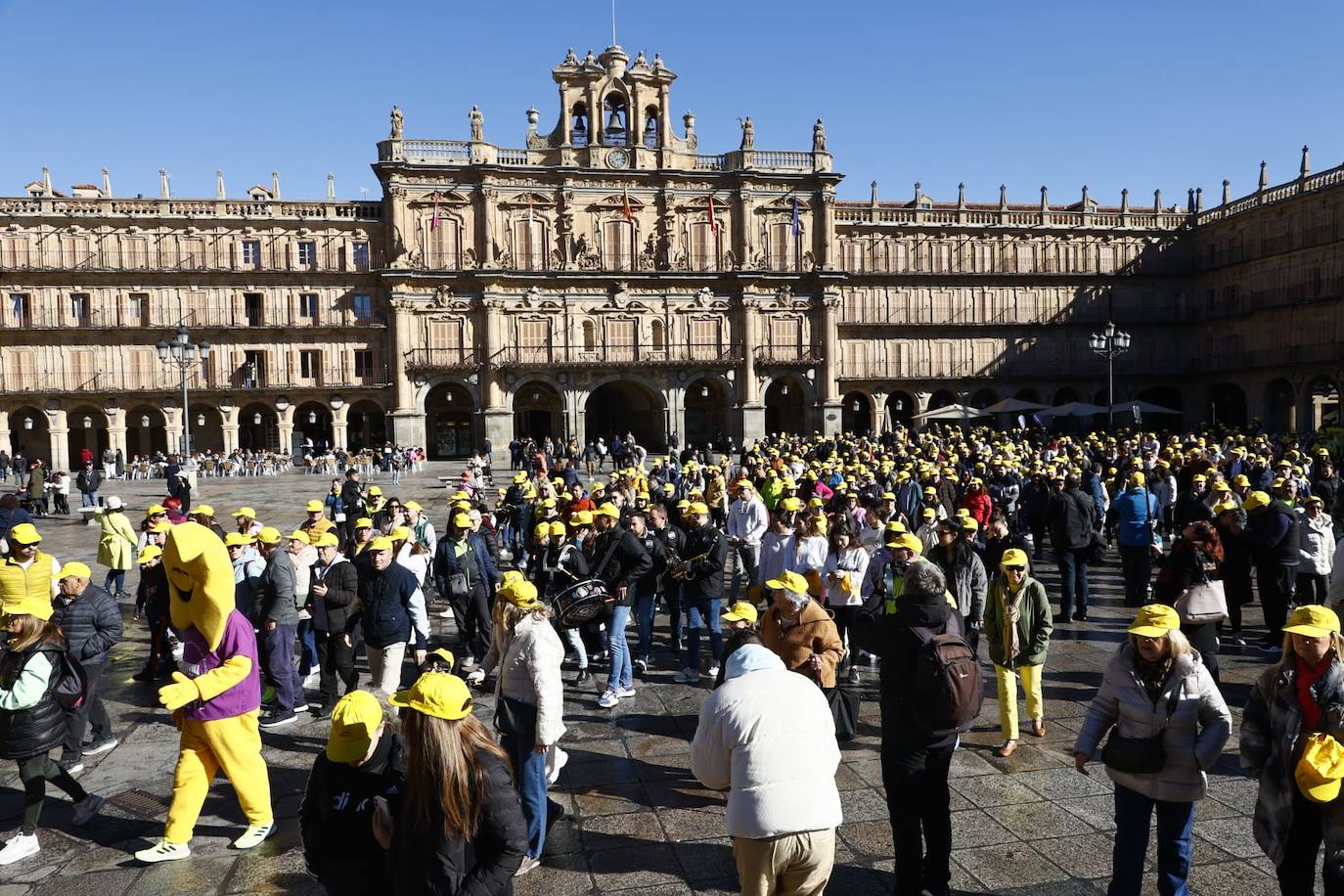 La marcha solidaria por las enfermedades raras &#039;tiñe&#039; de amarillo las calles de Salamanca