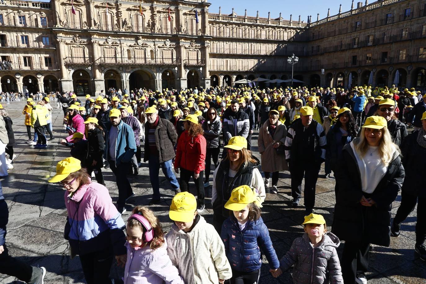 La marcha solidaria por las enfermedades raras &#039;tiñe&#039; de amarillo las calles de Salamanca