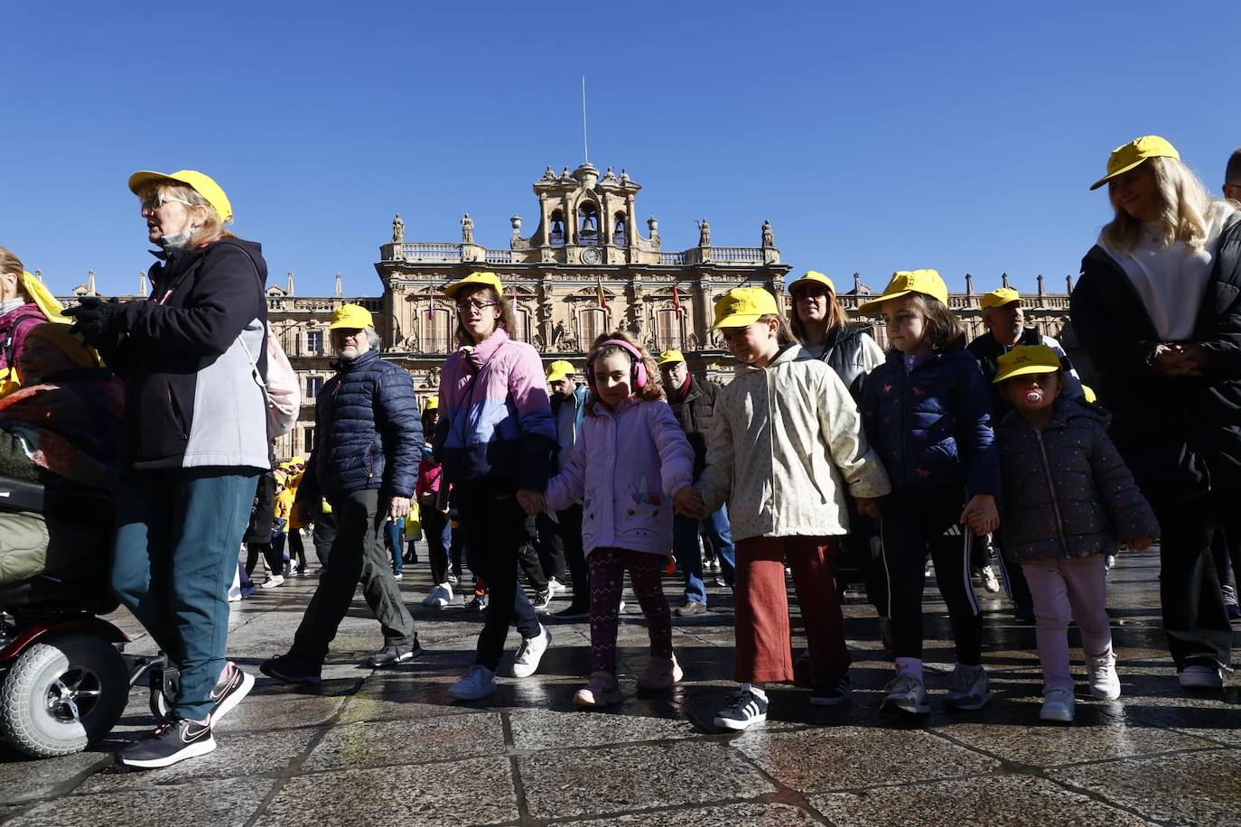 La marcha solidaria por las enfermedades raras &#039;tiñe&#039; de amarillo las calles de Salamanca