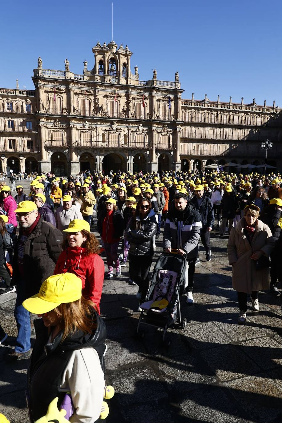 La marcha solidaria por las enfermedades raras &#039;tiñe&#039; de amarillo las calles de Salamanca