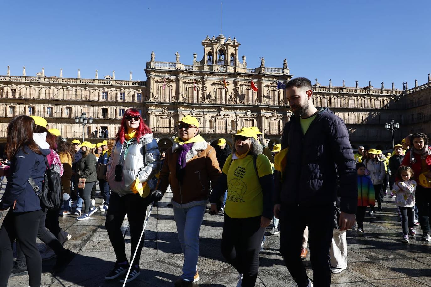 La marcha solidaria por las enfermedades raras &#039;tiñe&#039; de amarillo las calles de Salamanca