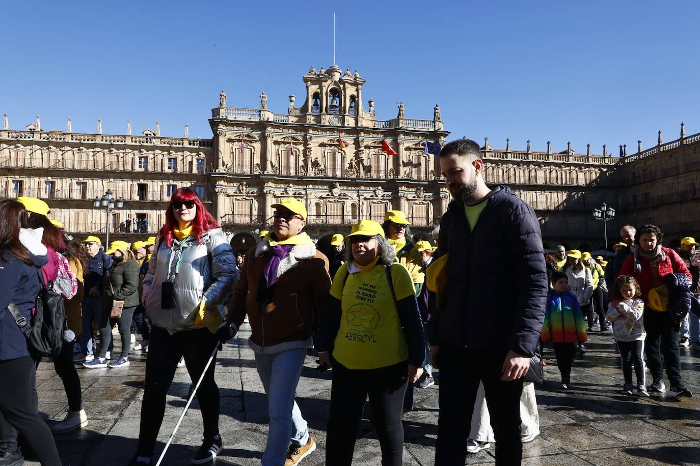 La marcha solidaria por las enfermedades raras &#039;tiñe&#039; de amarillo las calles de Salamanca