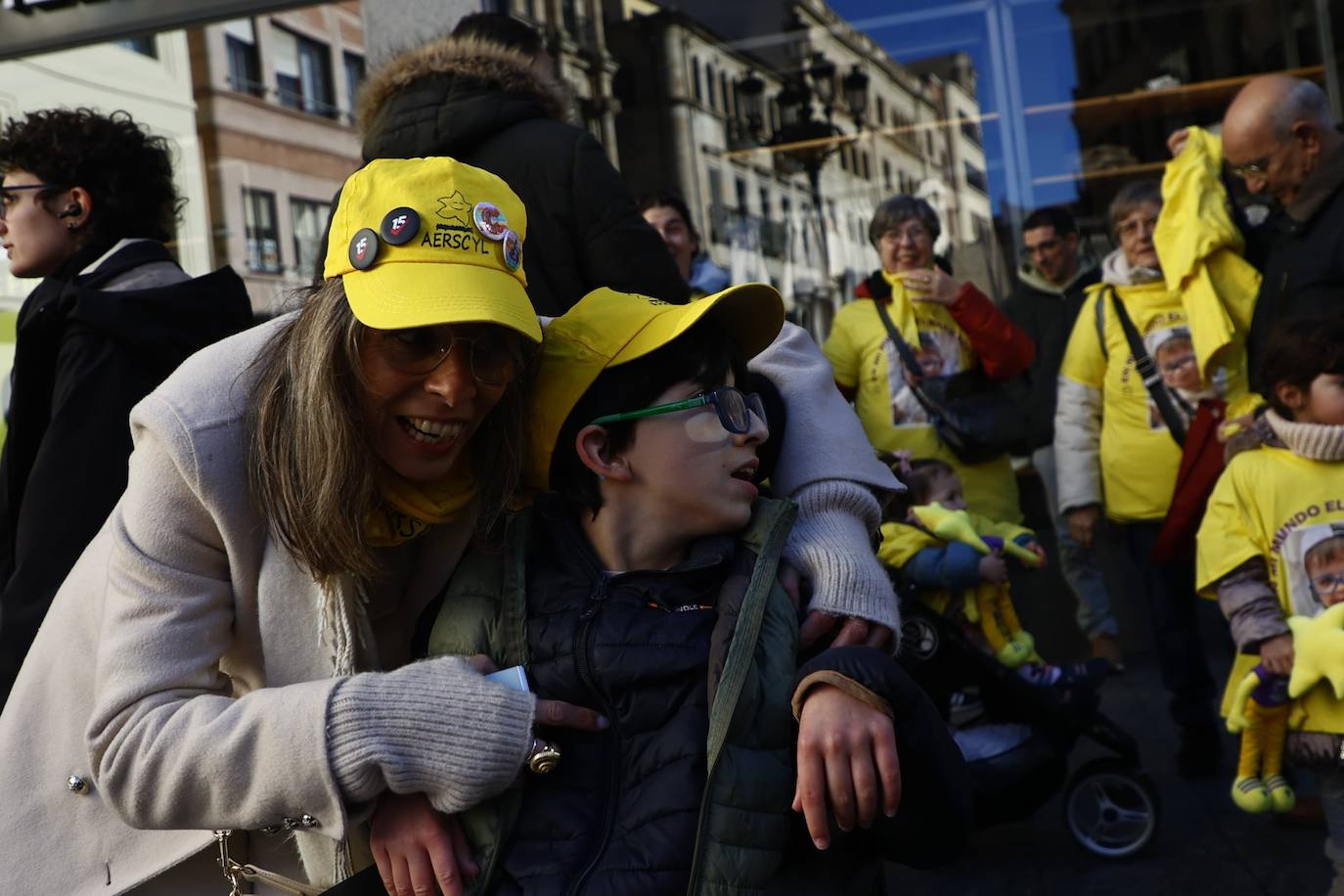 La marcha solidaria por las enfermedades raras &#039;tiñe&#039; de amarillo las calles de Salamanca