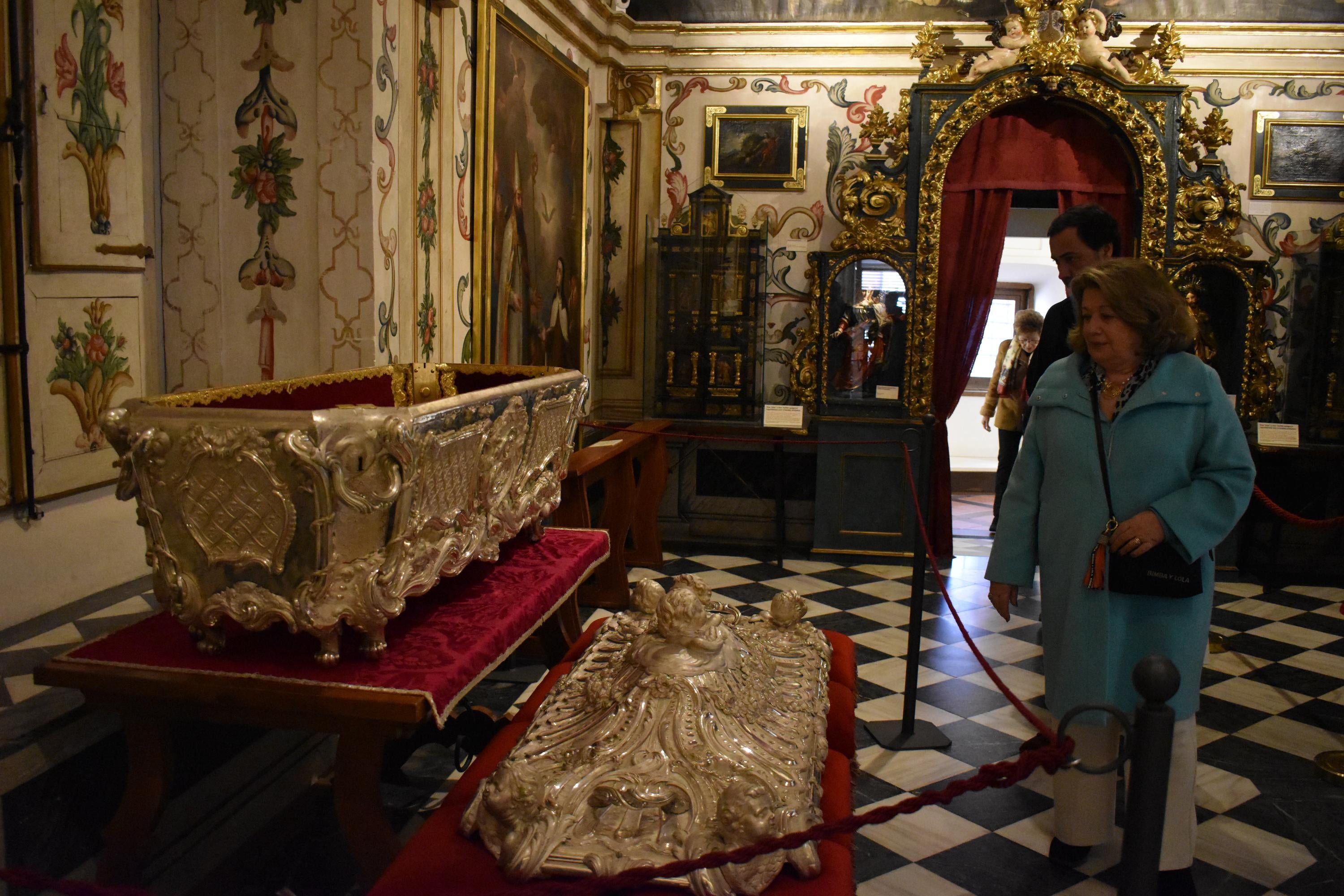 Alba de Tormes venera la urna de plata de Santa Teresa a la espera del cuerpo después de 111 años