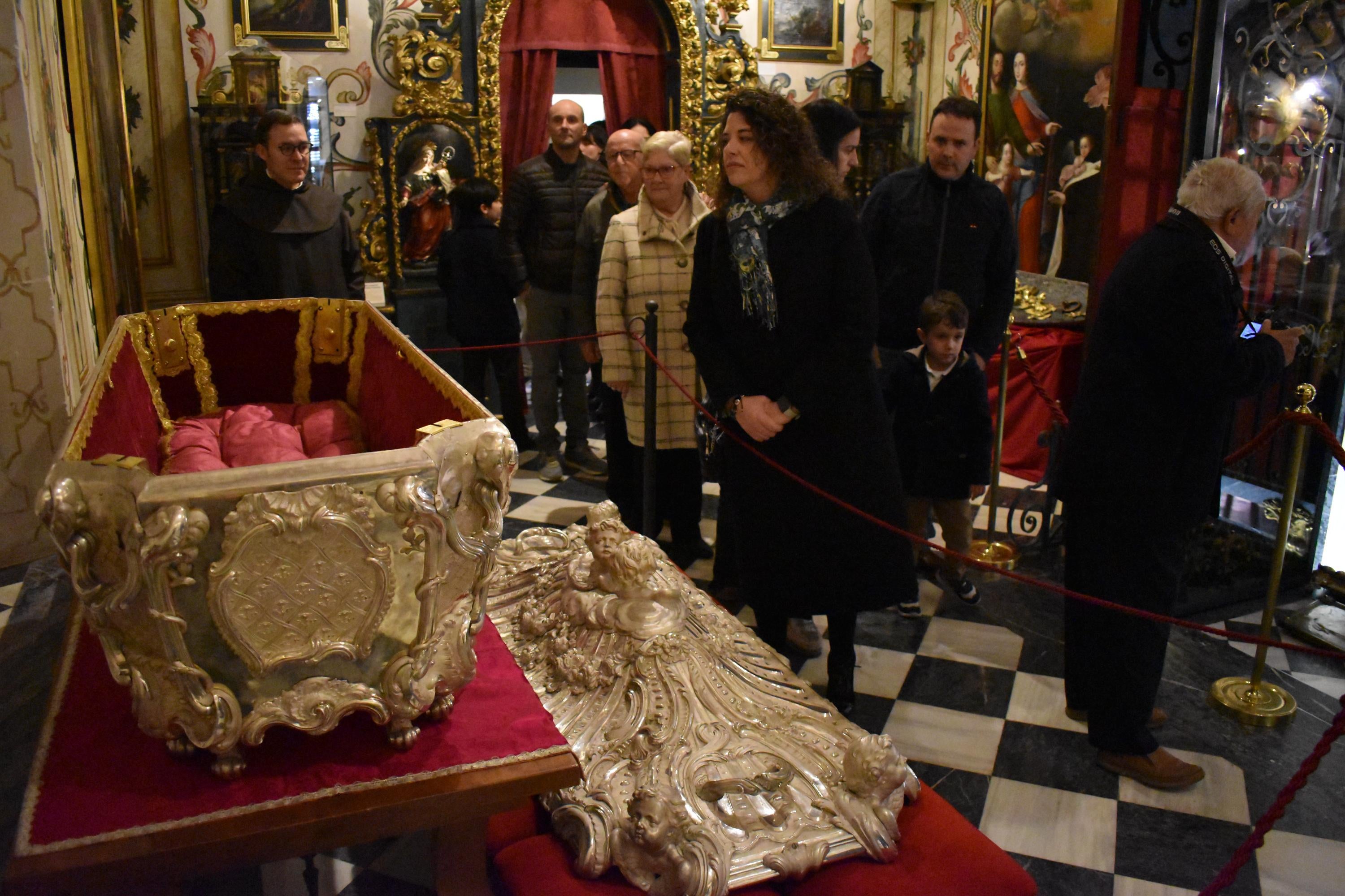 Alba de Tormes venera la urna de plata de Santa Teresa a la espera del cuerpo después de 111 años