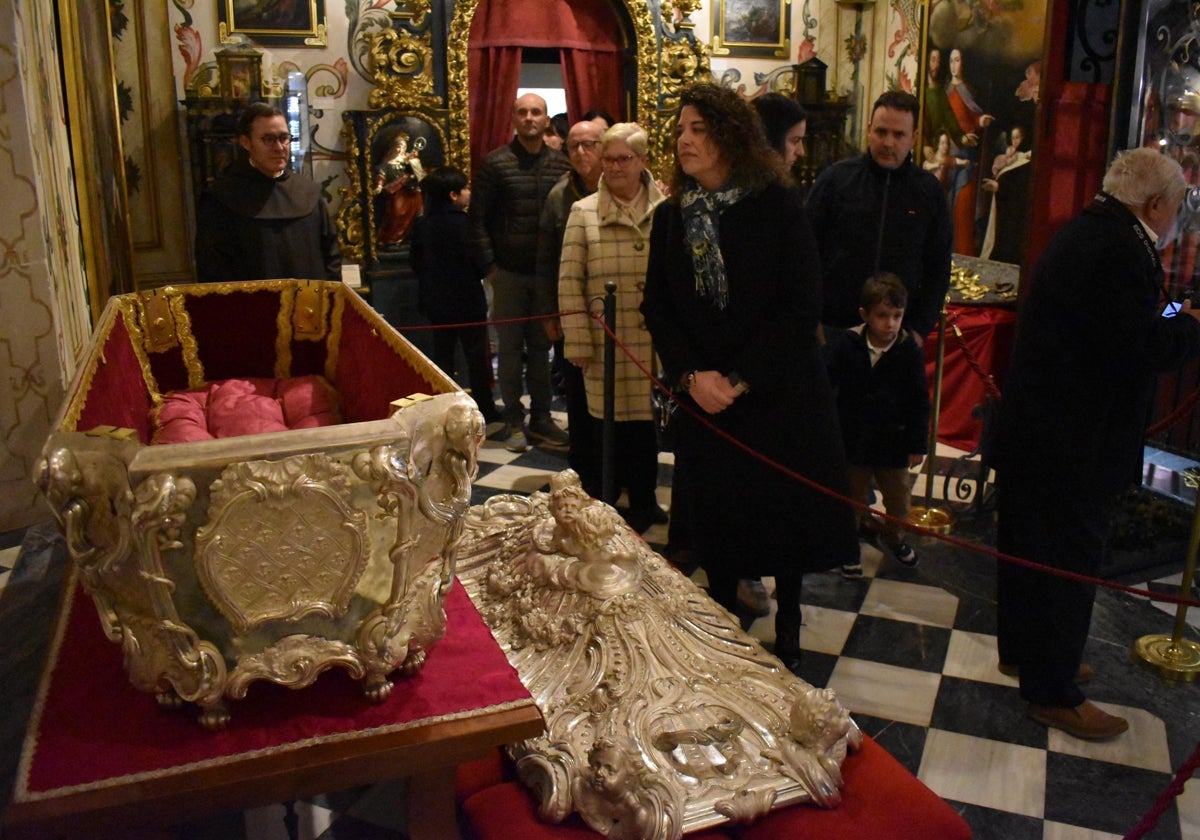 Alba de Tormes venera la urna de plata de Santa Teresa a la espera del cuerpo después de 111 años