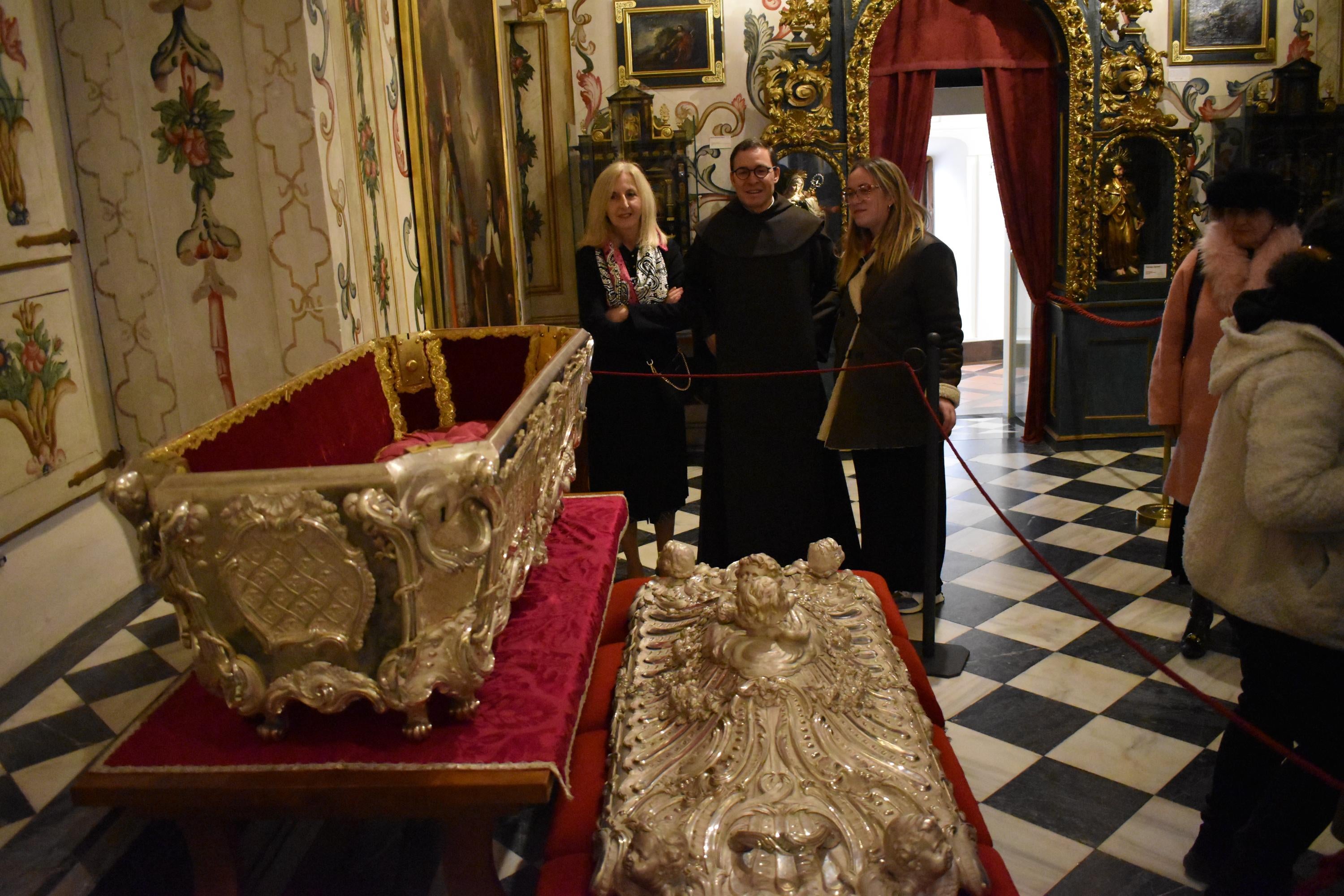 Alba de Tormes venera la urna de plata de Santa Teresa a la espera del cuerpo después de 111 años