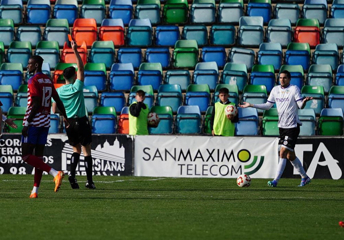 García Rey expulsa a Casado en la primera acción del partido de este domingo en el Helmántico.