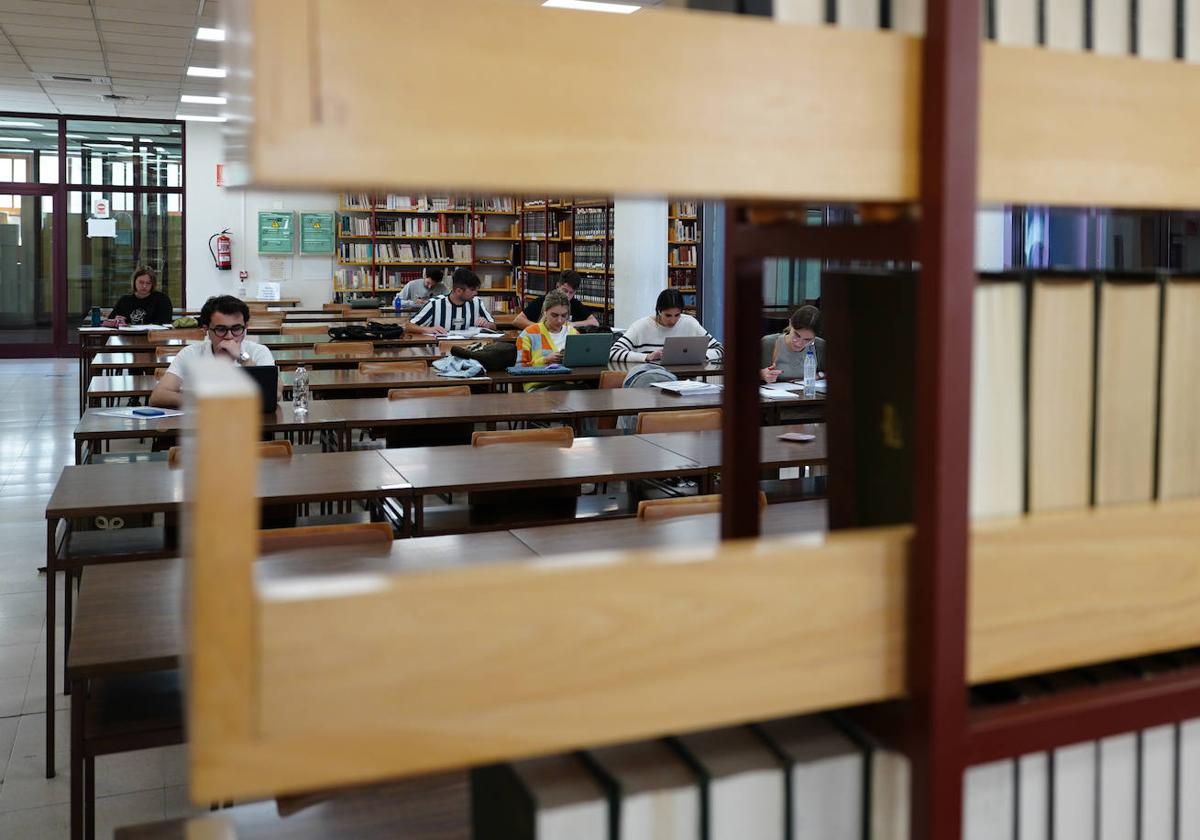 Unos estudiantes, en una biblioteca de la capital.