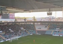 Los aficionados del Salamanca UDS, en el Estadio Helmántico, durante los primeros minutos del partido ante la Unión Deportiva Llanera.