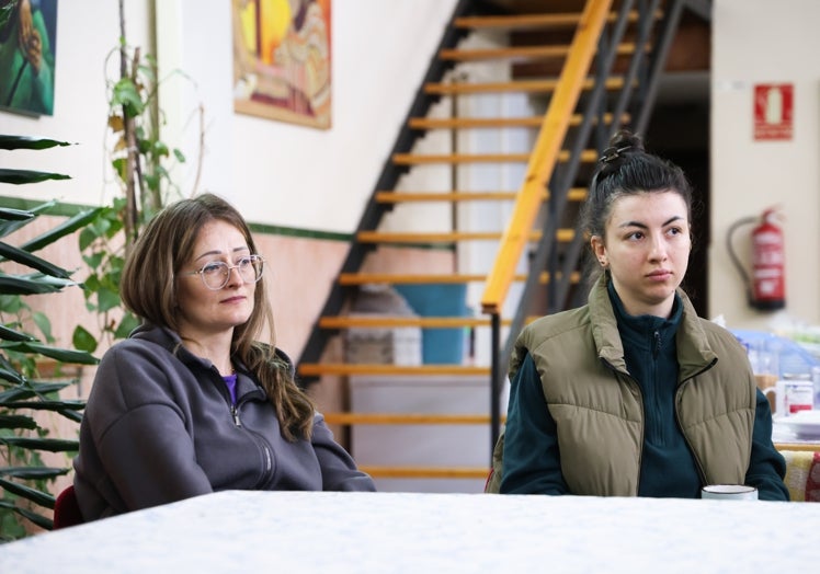 Tetiana y Katia, en el comedor de Proyecto Hombre.