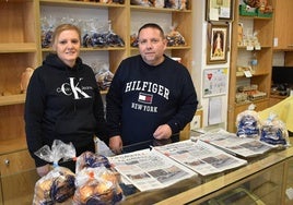 Rafi Martín y Joaquín García, en su kiosko.