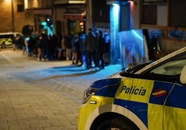 La Policía Local patrullando la ciudad durante la noche.