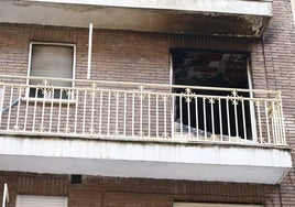 La vivienda afectada por el incendio de la madrugada de este lunes en la calle Argentina