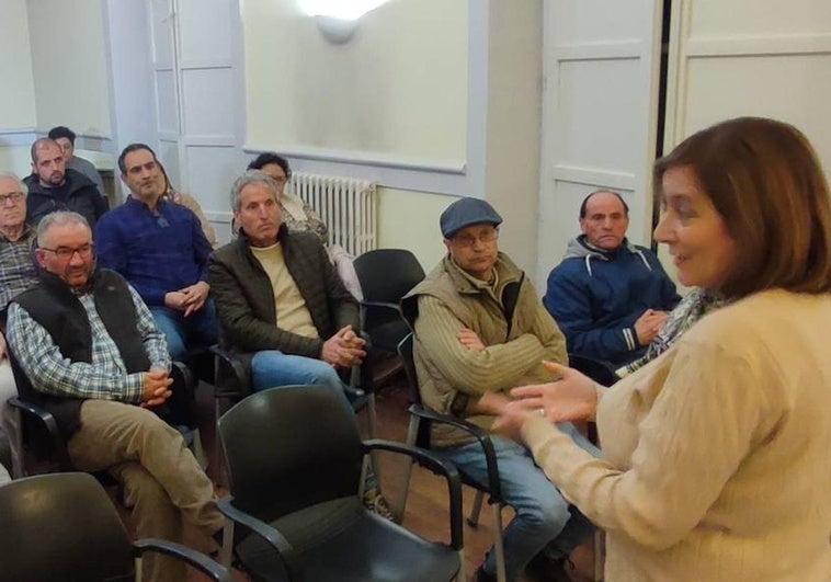 Imagen de la alcaldesa de Peñaranda durante la reunión.