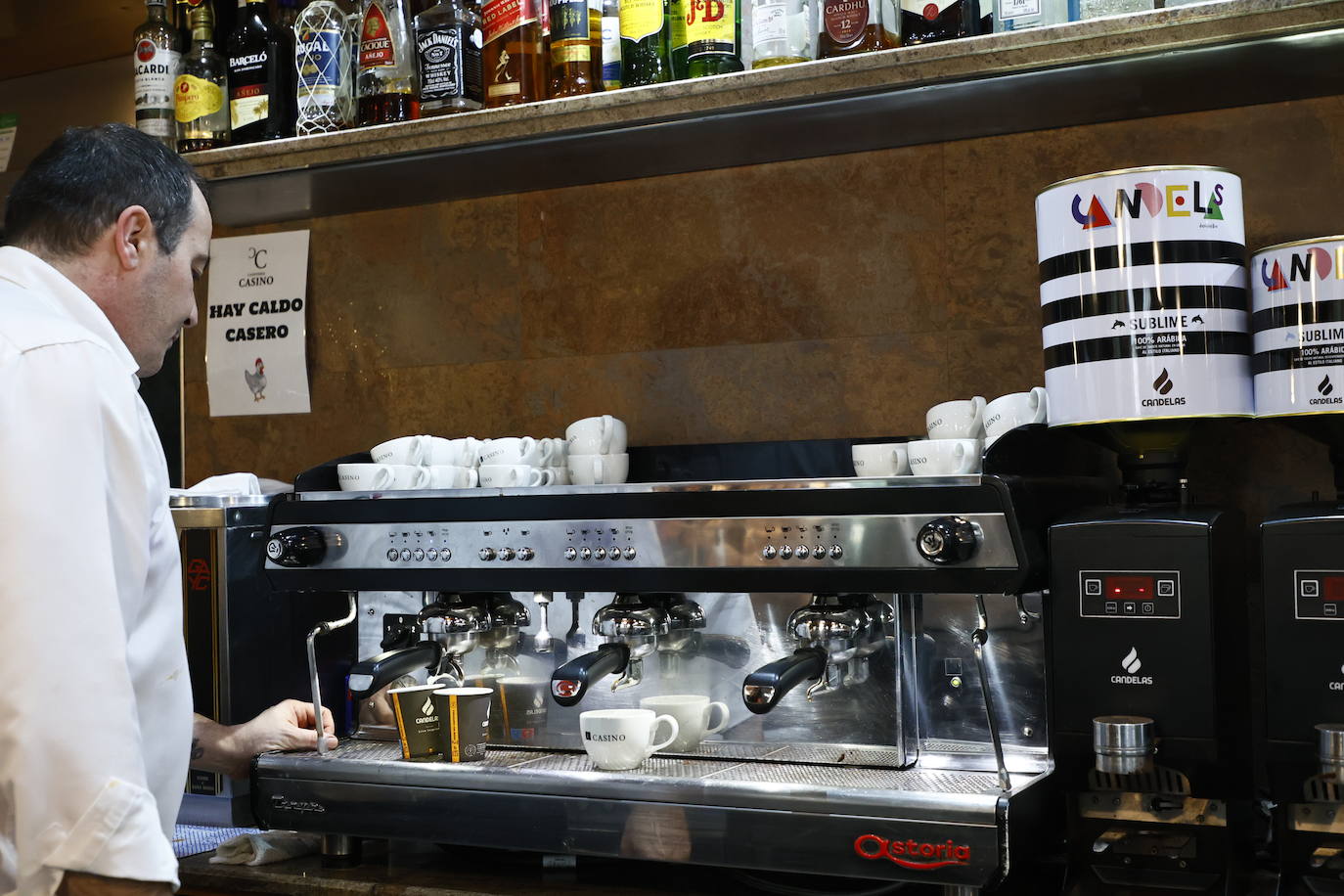 Preparación de café en plena «hora punta» en un bar salmantino.