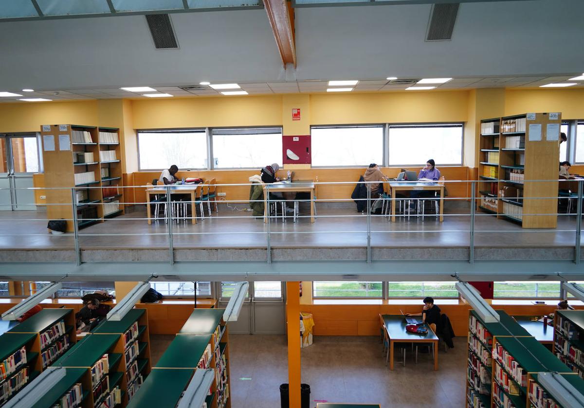 Varios estudiantes en una biblioteca.