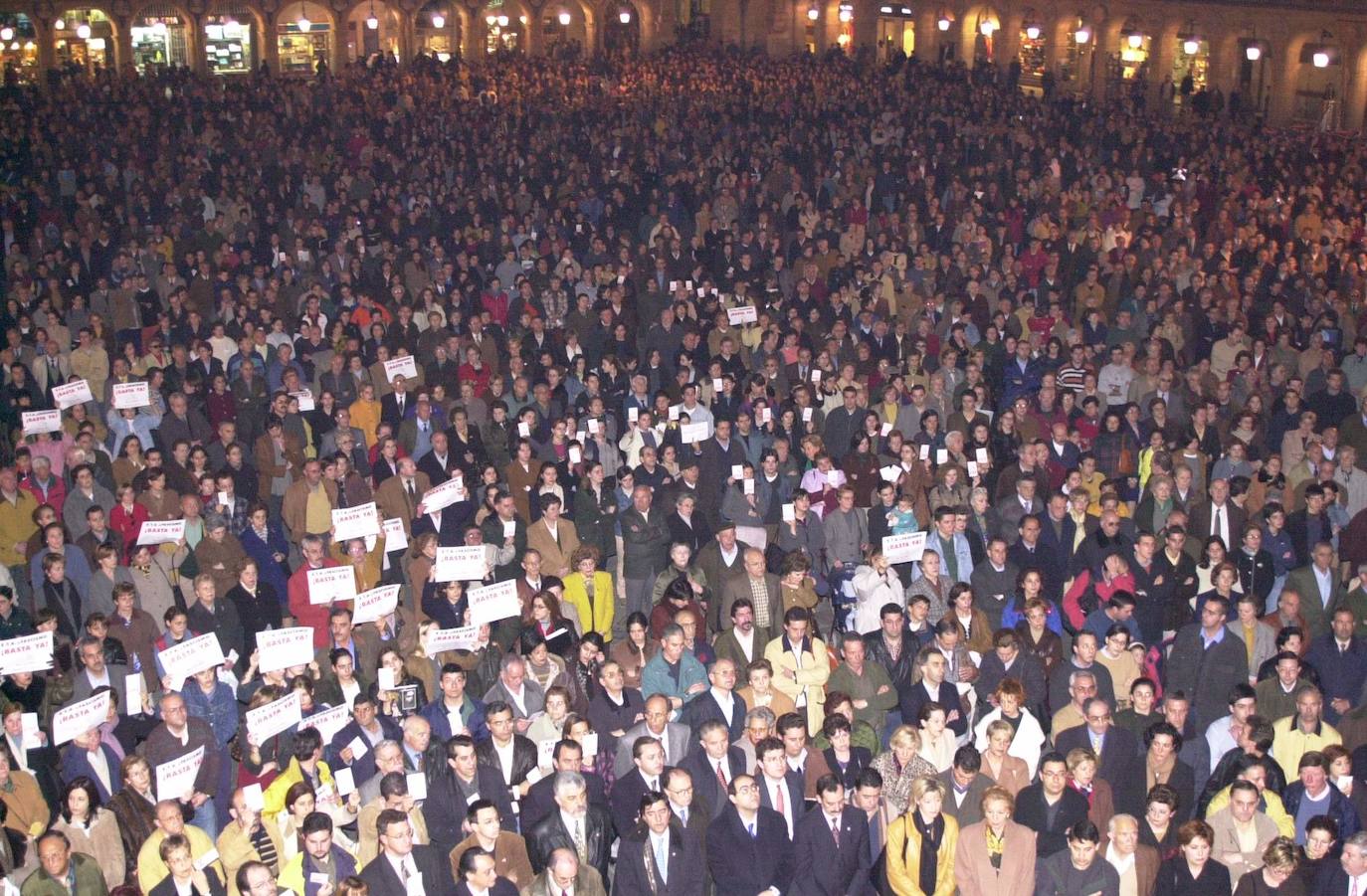 Imagen de la protesta contra la barbarie terrorista organizada en la Plaza Mayor de Salamanca en el año 2000.