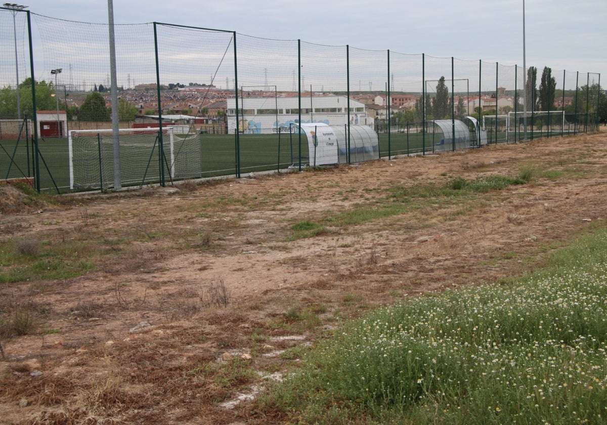 La zona en la que se ha previsto ubicar las gradas del campo de fútbol y el acceso al nuevo recinto deportivo de Villamayor.