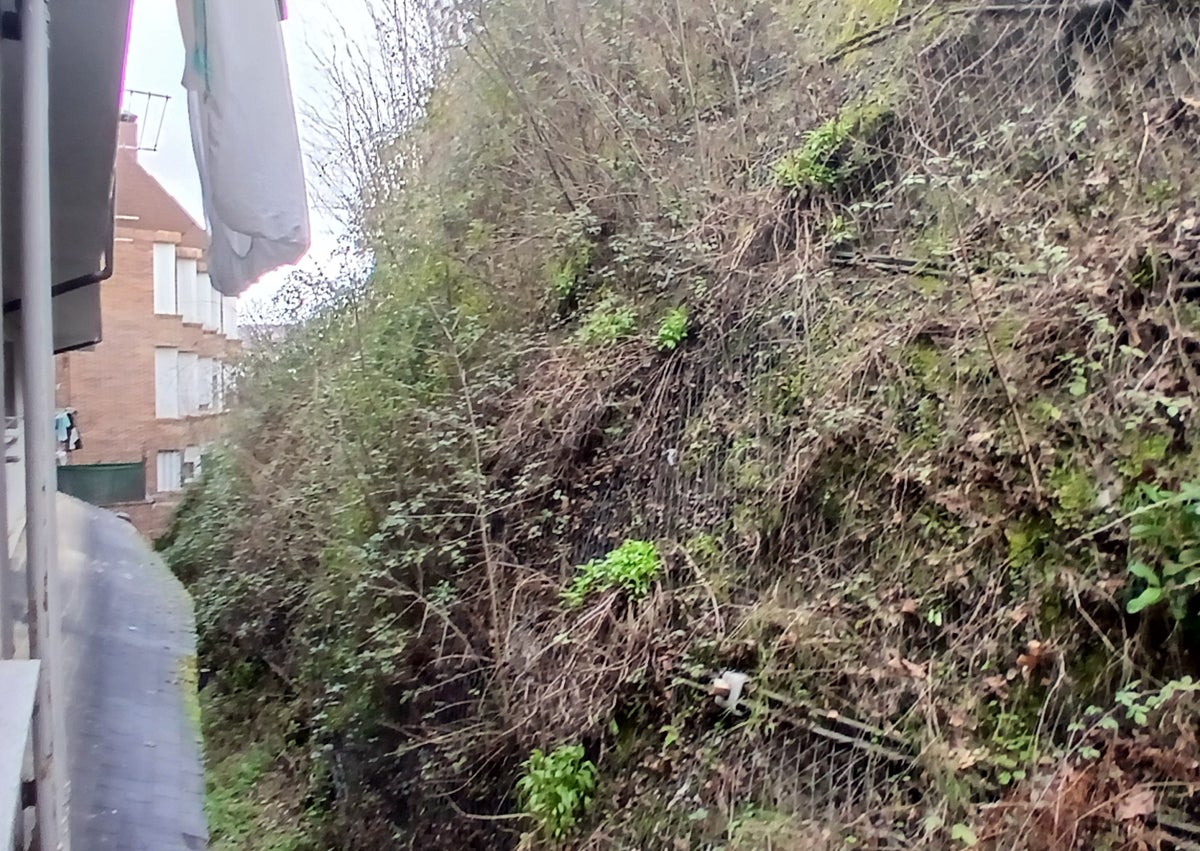 Imagen secundaria 1 - Los afectados por el talud desplomado sobre un edificio en Béjar claman por una solución definitiva catorce años después