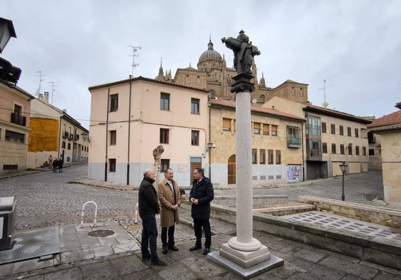 Óscar Alvariño, Fernando Carabias y Carlos García Carbayo, este martes junto a la réplica del Crucero de San Cebrián.