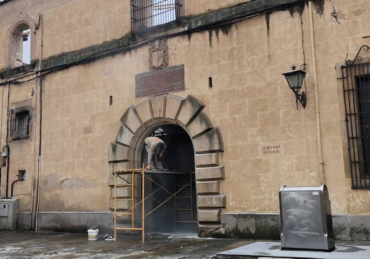 Un operario repara este martes el arco del seminario de Carvajal, dañado recientemente por un camión de la basura.