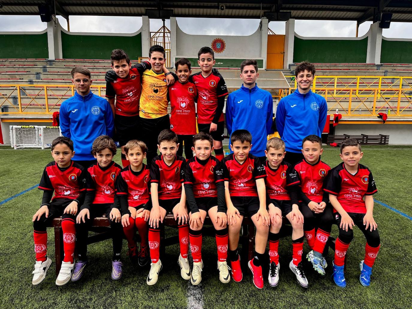 Arriba (de izquierda a derecha): Álvaro (entrenador), Iker, Bruno, Álvaro, Sergio, Carlos y Pablo (entrenadores). Abajo (de izquierda a derecha): Marcos, Martín, Eizan, Javier, Aitor, Javier, Miguel, Darío y Leo.