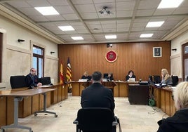 El acusado, de espaldas, en la Audiencia Provincial de Palma.