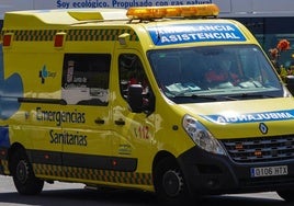 Una ambulancia circula por la glorieta de la Plaza de España.