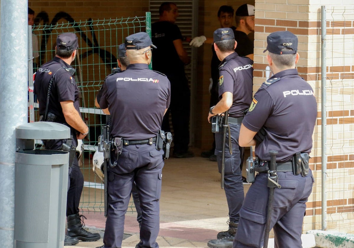 Un grupo de agentes del Cuerpo Nacional de la Policía, durante un desalojo.