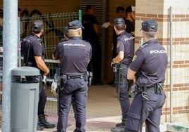 Un grupo de agentes del Cuerpo Nacional de la Policía, durante un desalojo.