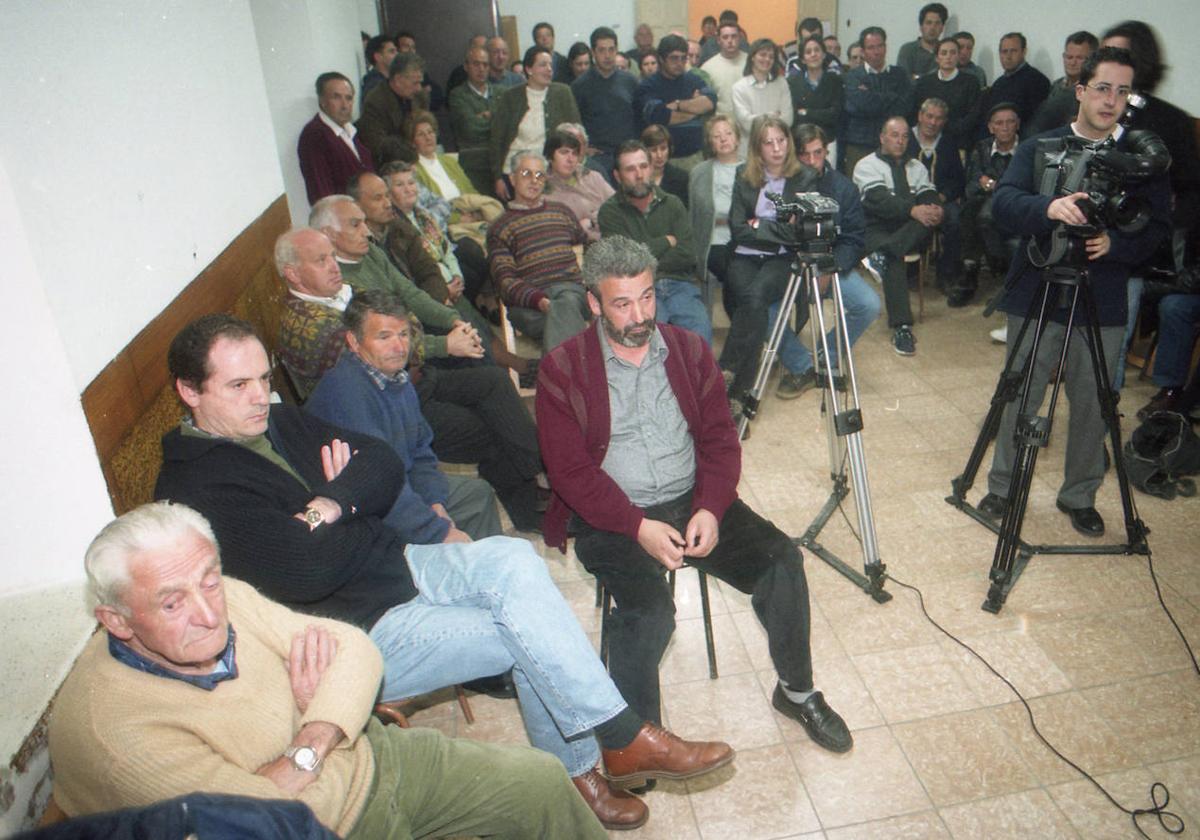 Imagen del pleno en el que se registraron agresiones e insultos, celebrado en Miranda del Castañar, en el año 2000.