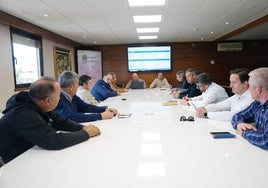 Agricultores y almacenistas, durante el debate del cereal en la Lonja de Salamanca.