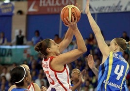 Diana Taurasi, defendida por Anke de Mondt, en la final de la Euroliga de 2009 en el Multiusos.