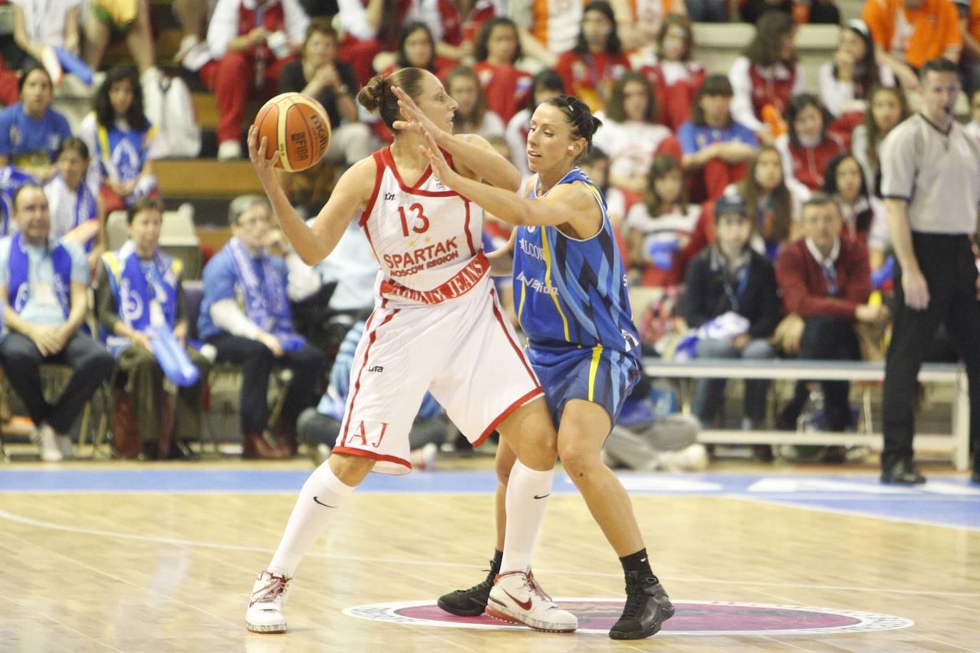 Final Four de la Euroliga femenina en Würzburg. Final Spartak de Moscú vs Halcón Avenida (85-70). El Spartak ganó su tercera Euroliga consecutiva. Taurasi junto a Basko