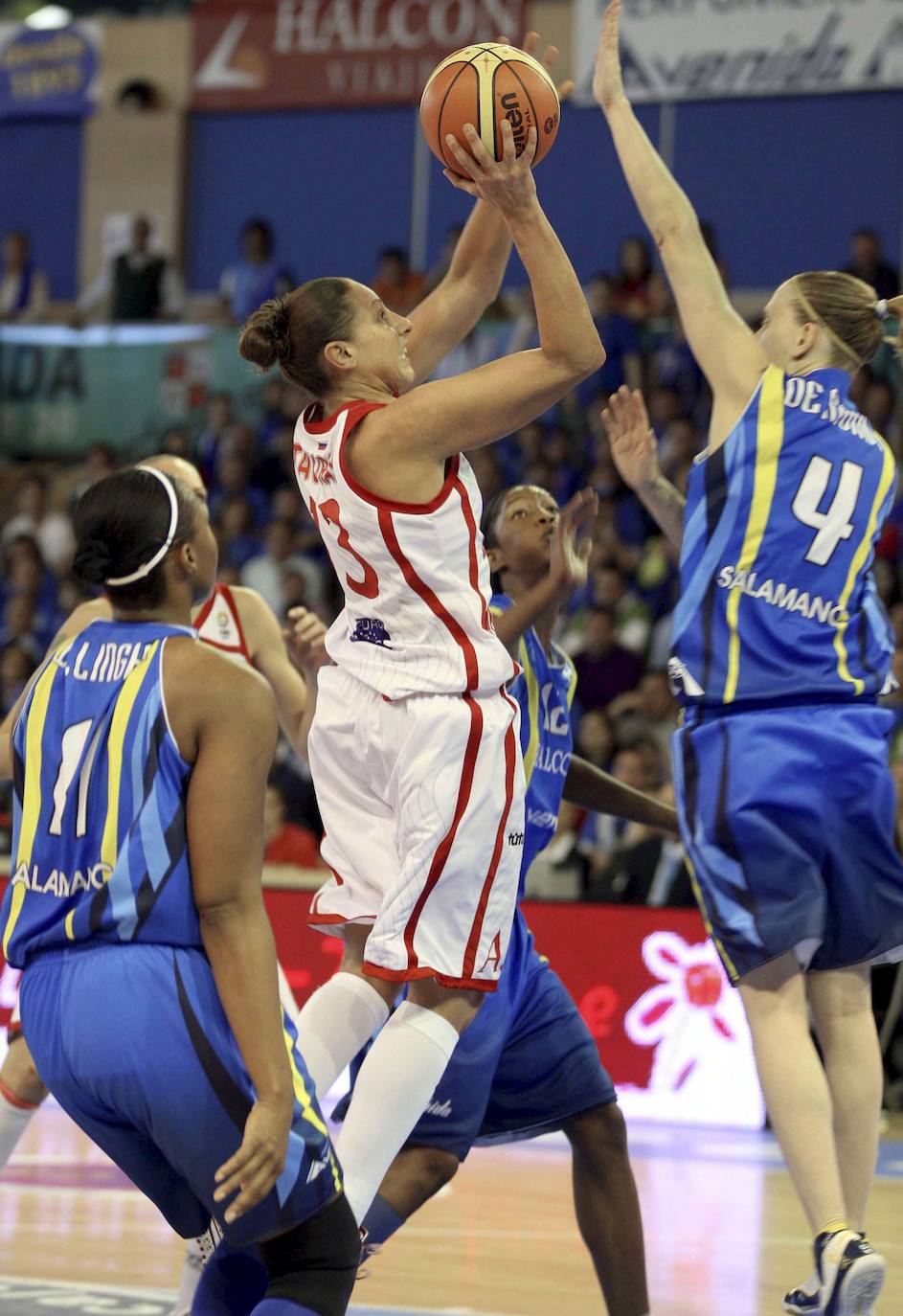 Final Four de la Euroliga femenina en Würzburg. Final Spartak de Moscú vs Halcón Avenida (85-70). El Spartak ganó su tercera Euroliga consecutiva. Taurasi defendida por de Mondt.