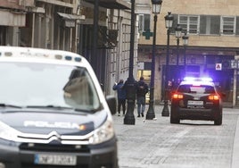 Patrullas de Policía Nacional por el entorno de la Plaza Mayor.