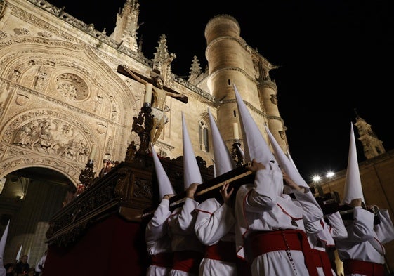 Imagen del Cristo de la Agonía Redentora saliendo por la Puerta de Ramos.