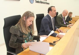 Marta Labrador, David Mingo y Jesús Hernández, en la sesión plenaria de Santa Marta de Tormes.