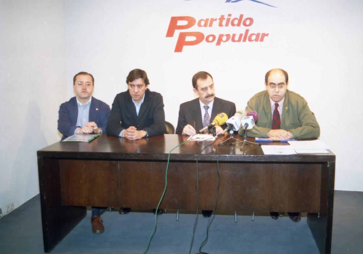 Rueda de prensa ofrecida por el Partido Popular tras la celebración de uno de sus comités ejecutivos, organizado en el año 2000.