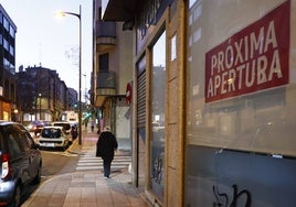 Anuncio de próxima apertura en un local que ha reabierto recientemente sus puertas como un bar.